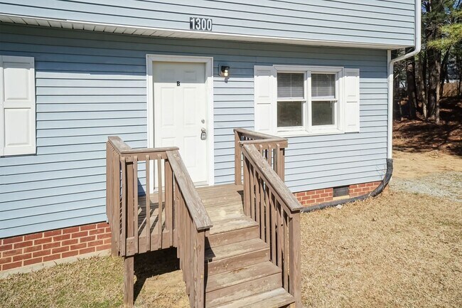 Building Photo - Two Bedroom Home!