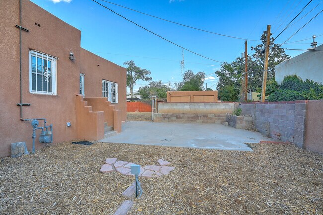 Building Photo - 618 Sycamore St NE