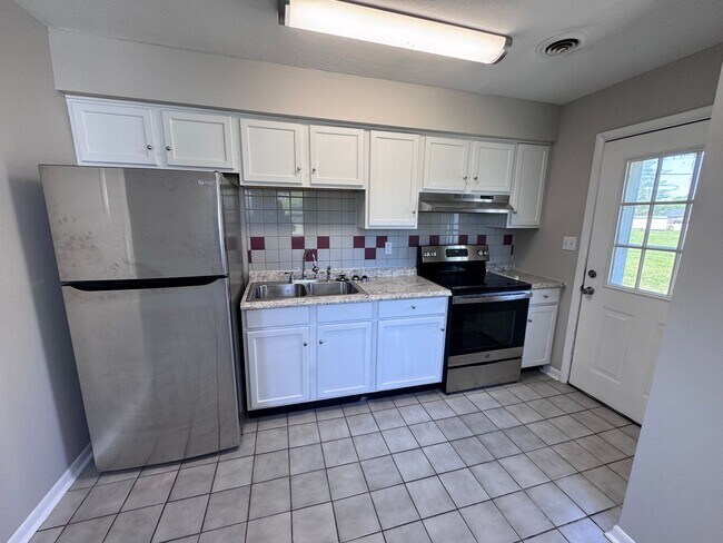 Building Photo - Connector Street 90/100