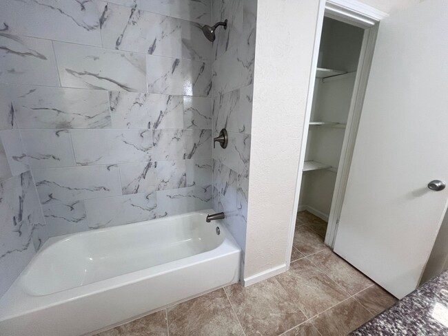 Building Photo - 4 Bedroom 2 Bathroom in Northwest Houston ...