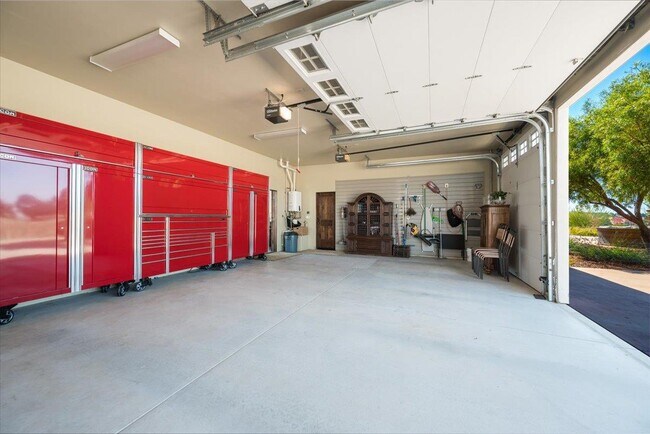 Building Photo - 6750 Golden Pheasant Ln