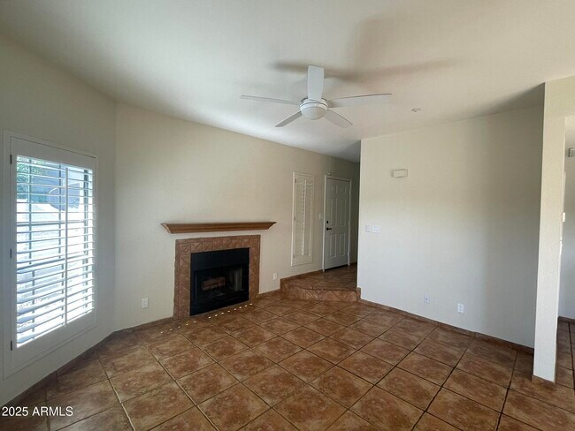 Building Photo - 1124 E Rose Ln