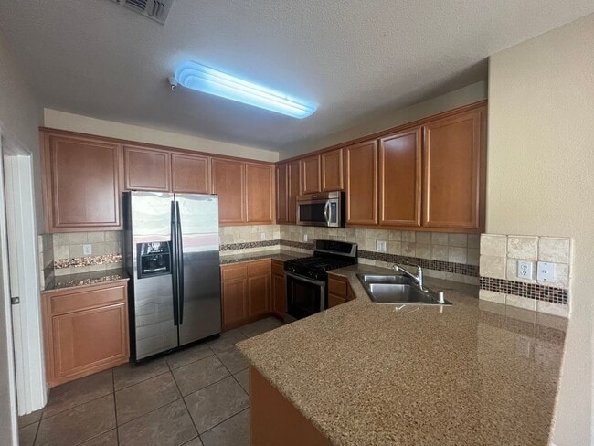 Building Photo - Spacious 3bed 2.5 bath available in Regency Park