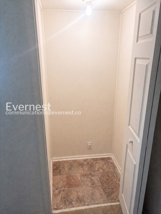 Building Photo - 2 Bed & 1.5 Bath Townhouse in Colonial Heights / Available Soon!