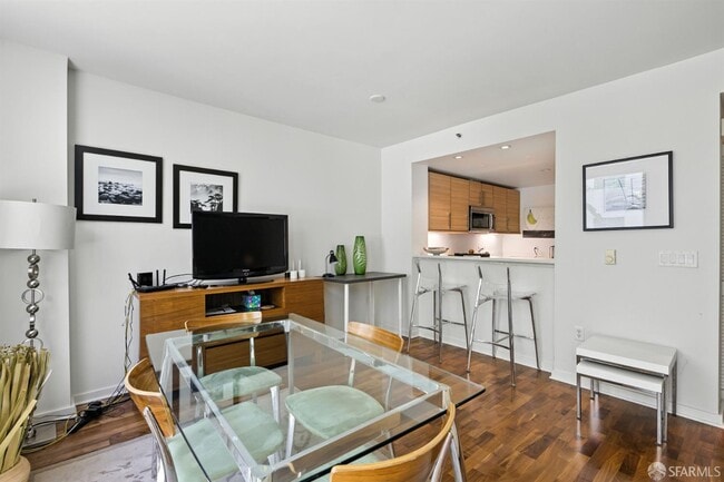 Building Photo - 555 4th St
