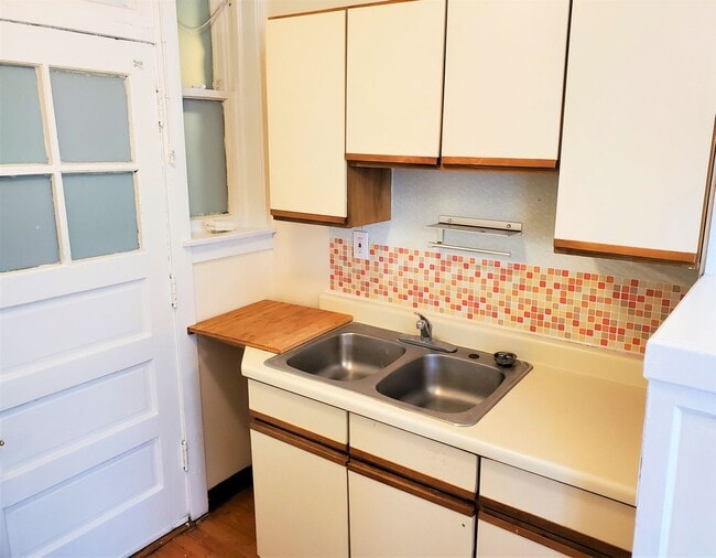 Building Photo - 1066 W Cornelia Ave