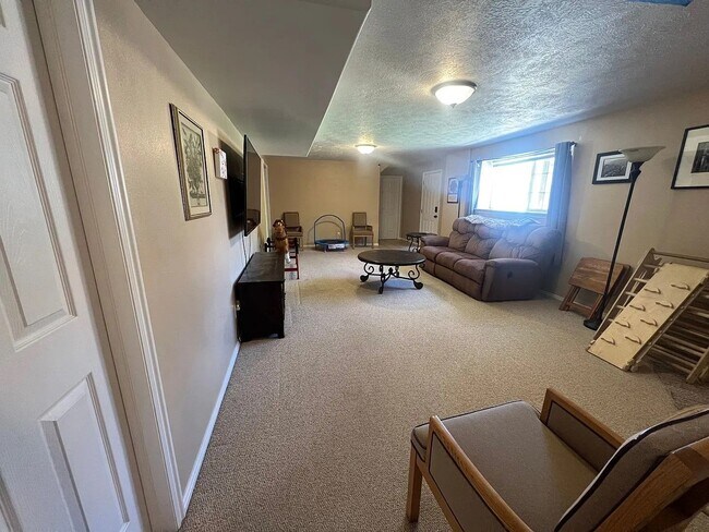 Building Photo - 2167 Cedar Hills Dr