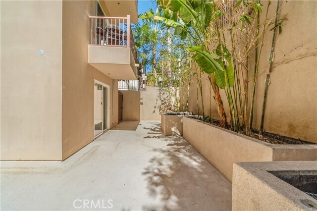 Building Photo - 10390 La Grange Ave