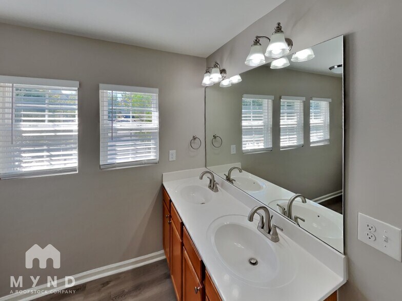 Building Photo - 10700 Parnie Ct
