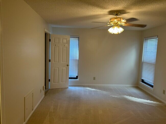 Building Photo - Move-in Ready Luxurious 2 bedroom, 2 bathroom affordable condo in Hoover, Alabama