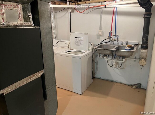 Building Photo - Cozy Home with Expansive Yard