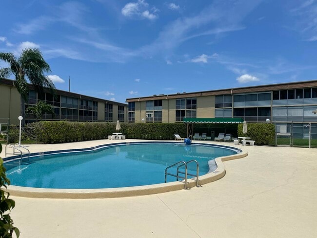 Building Photo - 100 Village Green Cir E