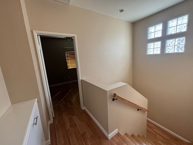 Building Photo - Charming 2-Bedroom Townhome in Valencia wi...