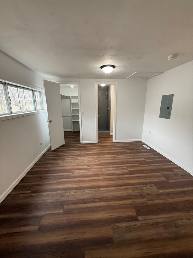 Building Photo - 4 Bedroom 2 Bathroom House Available NOW!