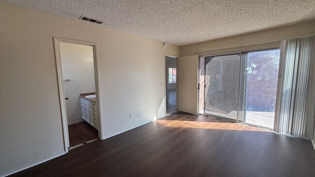 Building Photo - Two Bedroom, Two Bathroom Duplex in Centra...