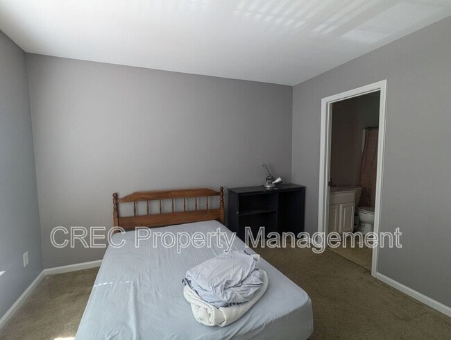 Building Photo - 202 Twin Tree Dr