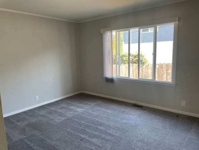 Building Photo - Welcome Home to 5 bedrooms 3 baths!