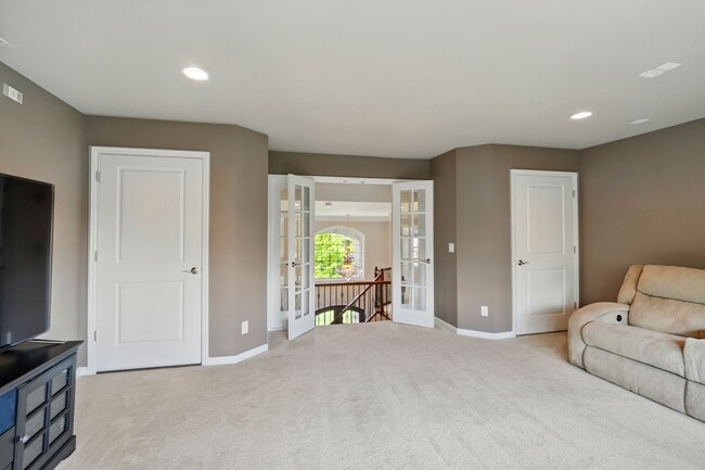 Building Photo - Five Bedroom House in Deerfield Township!