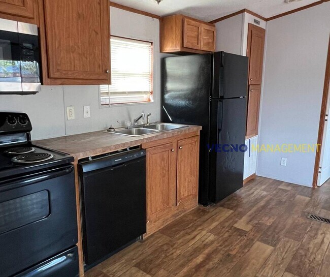 Building Photo - 1819 Country Rd