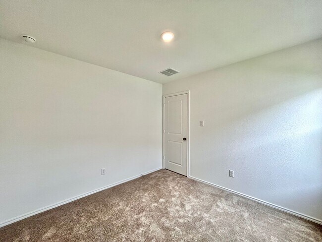 Building Photo - Charming 3/BR 1/BA Home with Spacious Back...