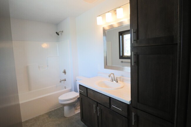 Building Photo - Amazing 4 Bedroom 3.5 Bathroom Townhome in Sioux Falls
