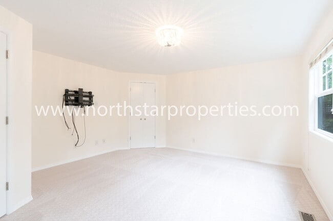 Building Photo - Impeccable Multnomah Village Bungalow