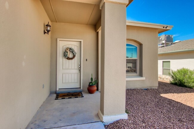 Building Photo - Beautiful Modern & Contemporary House 3 beds-2 baths in 79932