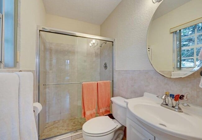 Building Photo - 1811 NE 43rd St