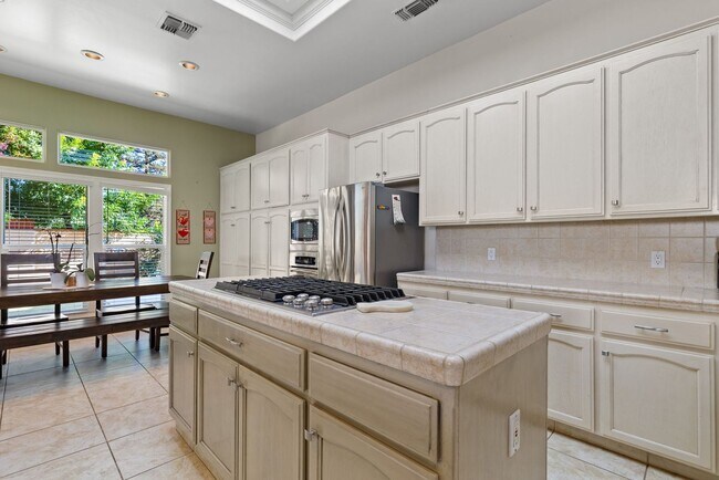 Building Photo - CLEAN 3 BEDROOM / 2 BATHROOM IN SEVEN OAK!...
