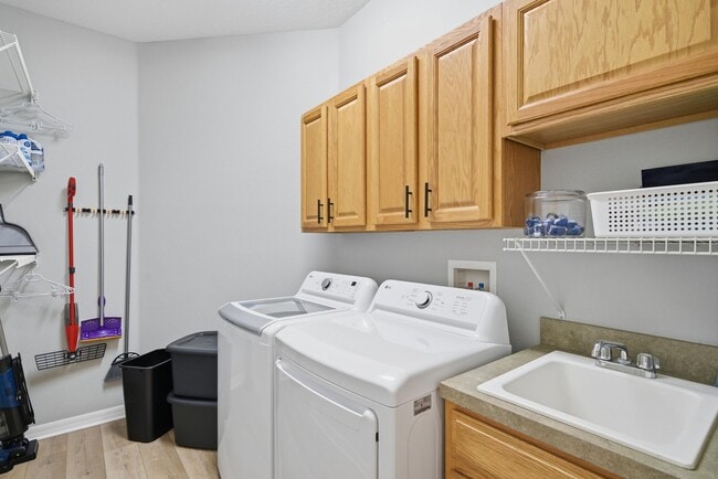 Building Photo - 1020 W Rollingwood Ct