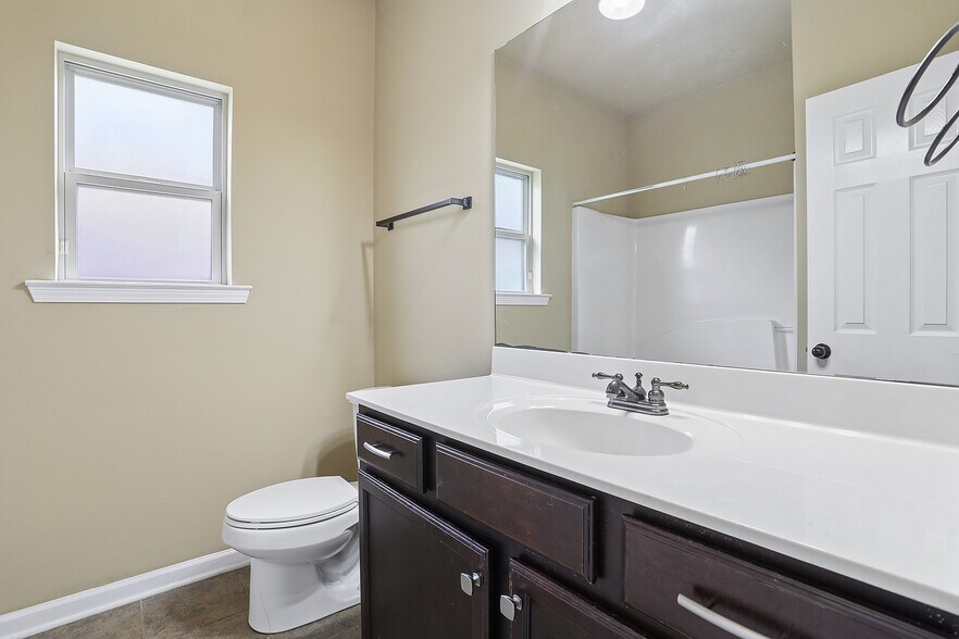 Building Photo - 17049 Jamestowne Dr