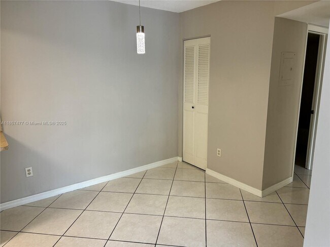 Building Photo - 10748 N Kendall Dr