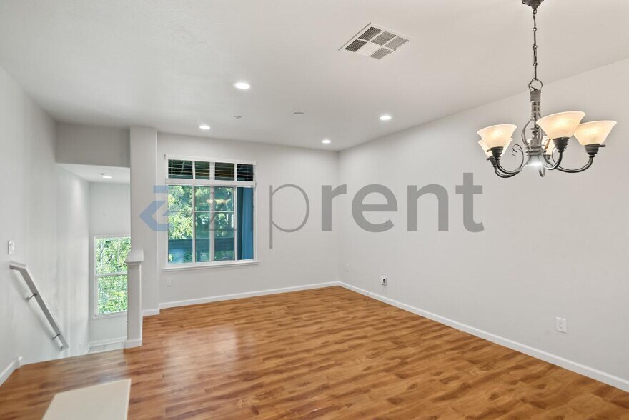 Building Photo - 722 Kingsford Way