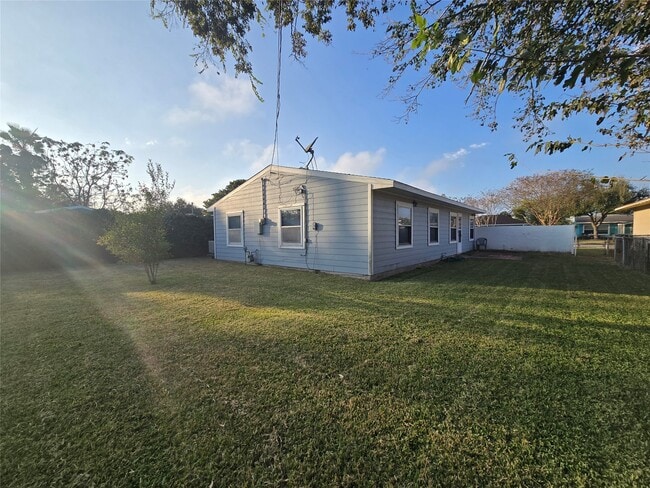 Building Photo - 107 Tarpon Ave