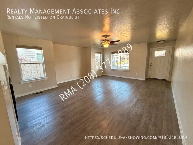 Building Photo - 6059 N Silver Spruce Ave