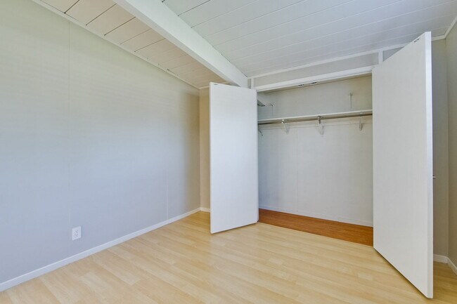 Building Photo - Nice Single Level Eichler Home in the Gree...