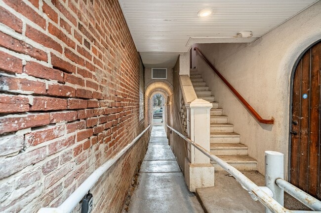 Building Photo - 235 E Market St