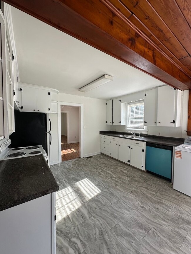 Building Photo - In town - 3 Bedroom, 1 bathroom house move-in ready