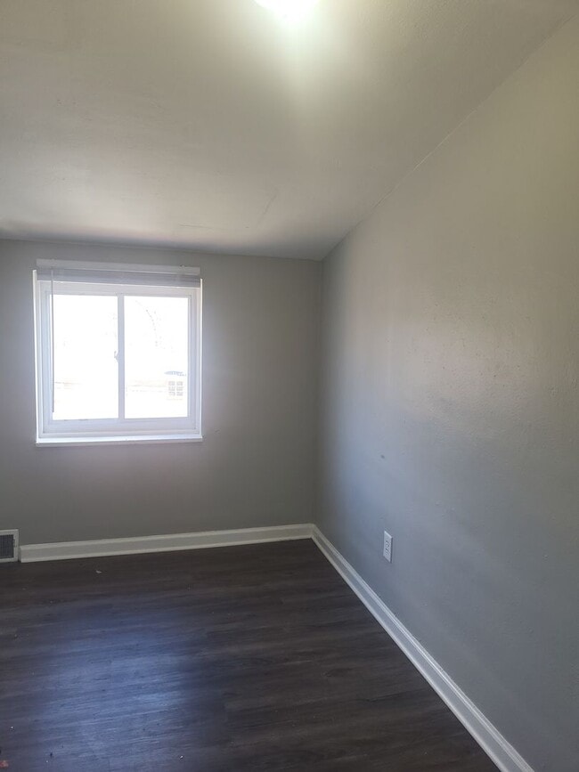 Building Photo - 3 bedroom duplex in Penn Hills with drivew...