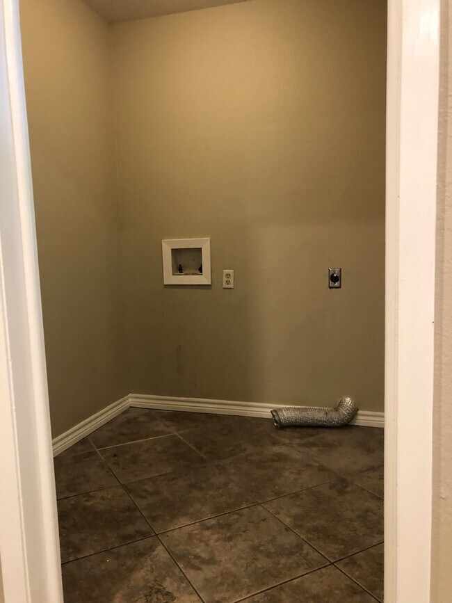 Building Photo - 3 Bedroom / 2 Bath / 2 Car Garage and Carp...