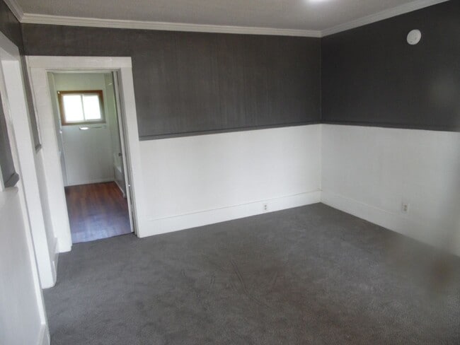Building Photo - 1 Bedroom, 1 Bath Home,  close to Down Tow...