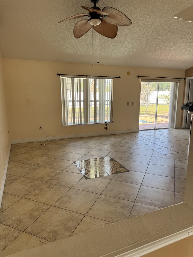 Building Photo - 1027 Dudley Dr