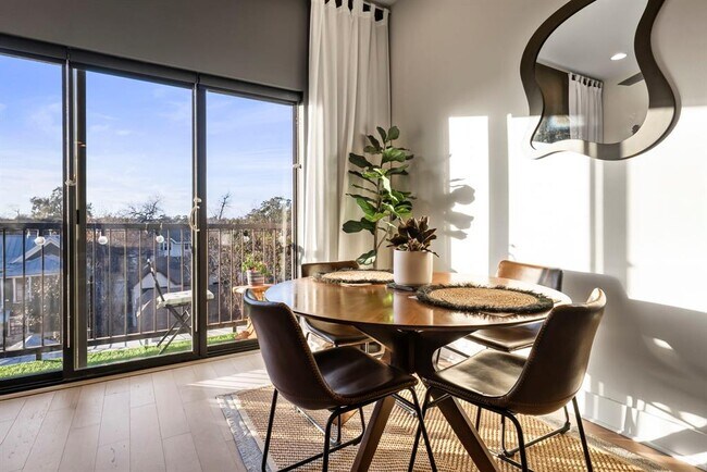 Building Photo - 908 Nueces St