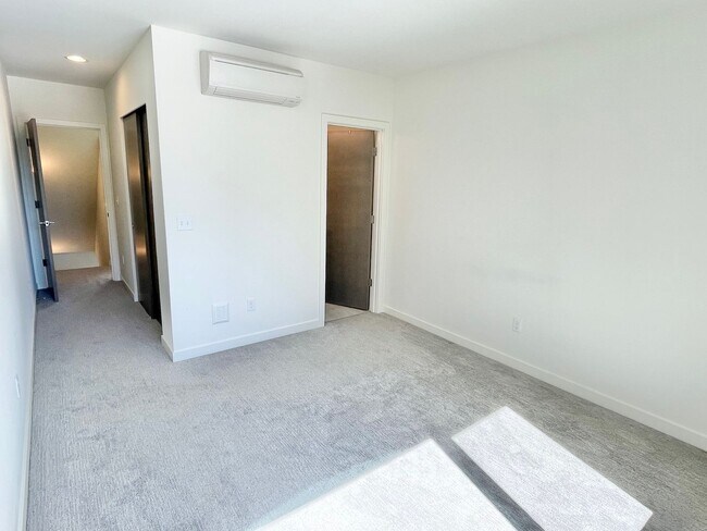 Building Photo - 4 Star Green Built 2-Bedroom, 2-Bath + Den Townhome