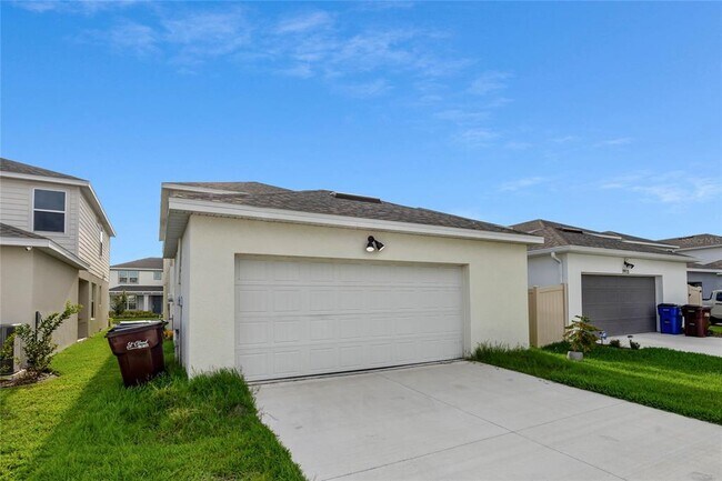 Building Photo - 1917 Summer Serenity Dr