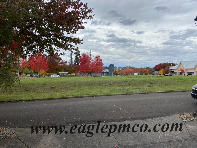 Building Photo - 13820 SE Campfire Way