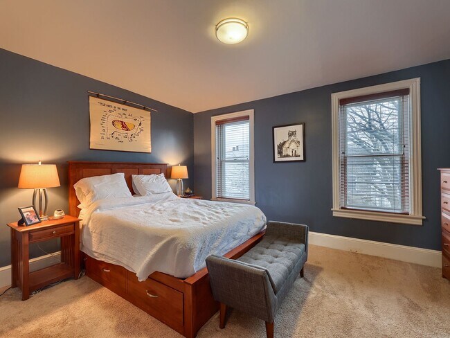 Building Photo - Large 3 Bedroom in Midtown