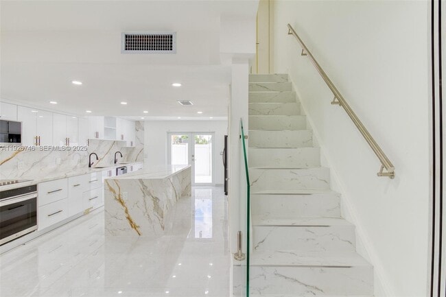 Building Photo - 5235 SW 40th Ave