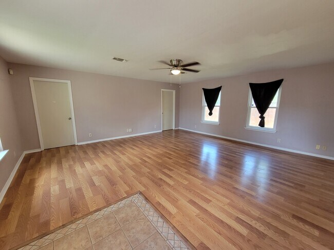 Building Photo - 1060 Richmond Dr