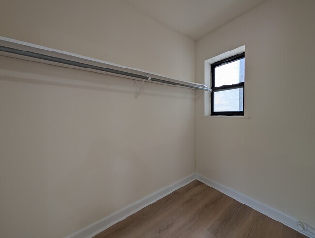 Building Photo - 5417 N Kenmore Ave